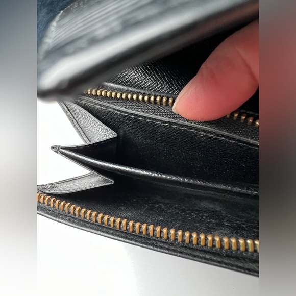 LOUIS VUITTON Bifold Wallet - Picture 8 of 11